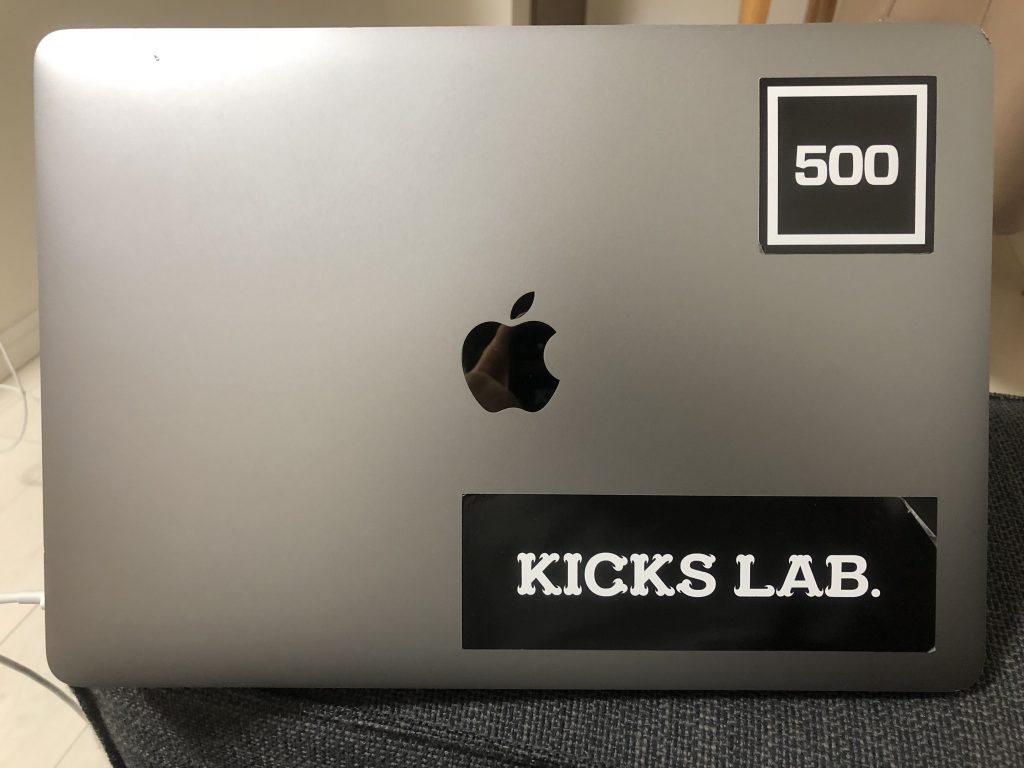 Macにはペタペタとシールを貼っていた.jpg